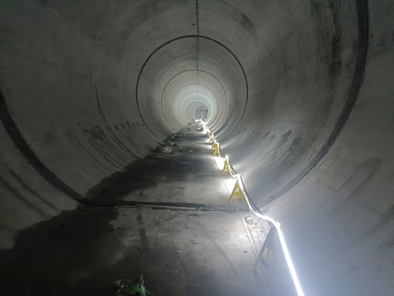 800%斷裂伸長率 30年長效守護(hù)：水工聚氨酯密封膠破解伸縮縫滲漏難題